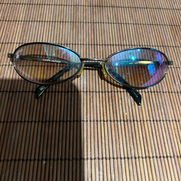 Tommy Hilfiger Gunmetal frames unisex Sunglasses - Picture 2 of 5